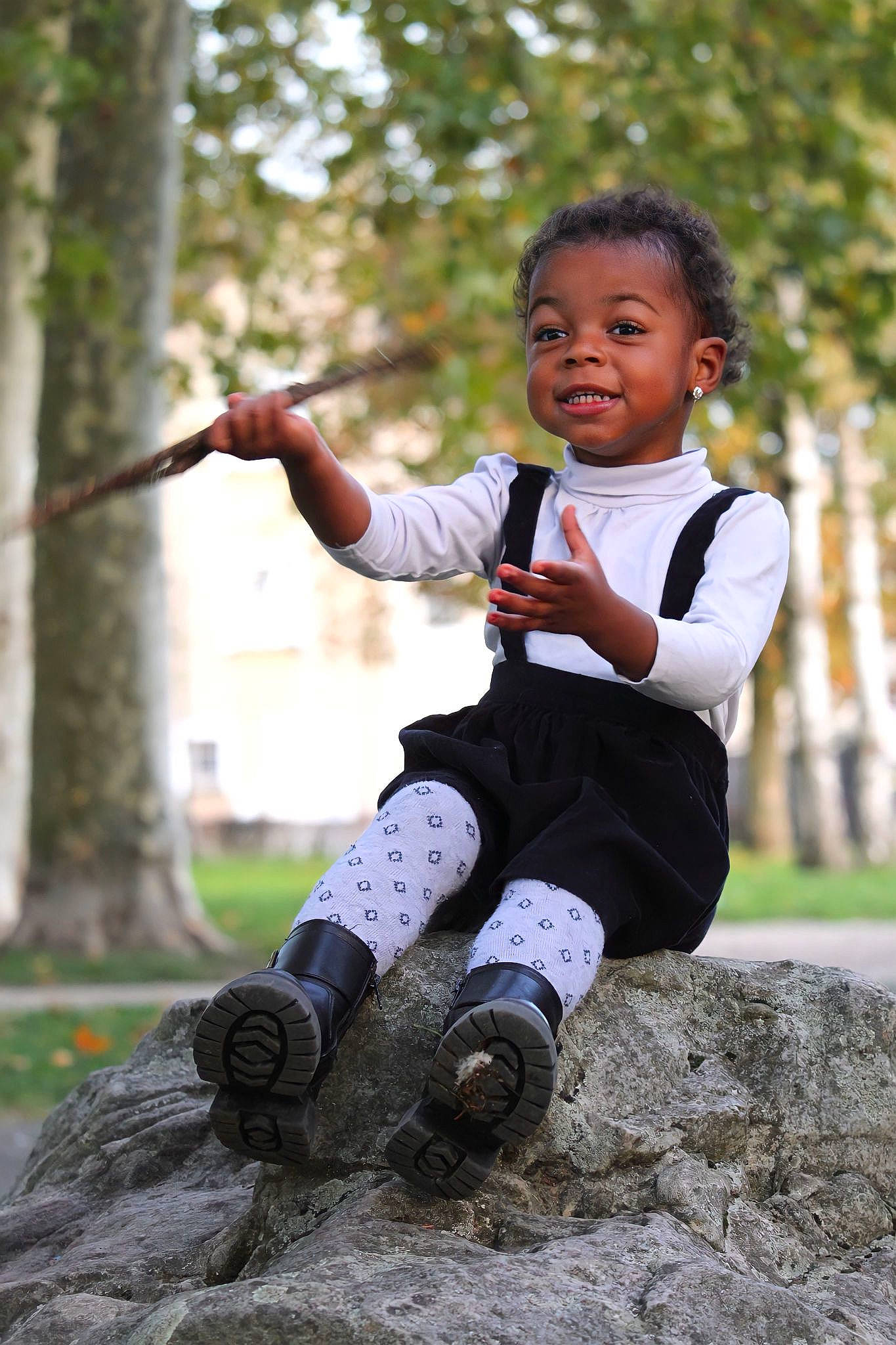 Chelsea participe au concours pour gagner de l'argent avec cette photo : baby_toddler_clothing, child, forest, fun, grass, happy, leisure, people_in_nature, person, plant, portrait_photography, recreation, shoe, sitting, smile, sneakers, sock, soil, toddler, tree