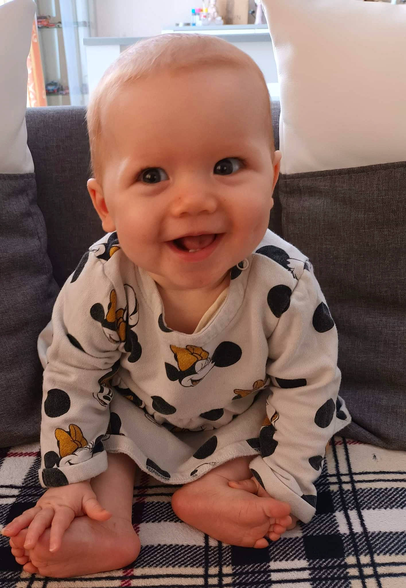 Leona a rejoint le concours — aidez-le/la à gagner de superbes lots ! baby, baby_toddler_clothing, cheek, child, chin, comfort, couch, eye, floor, flooring, fun, happy, iris, joy, mammal, mouth, nose, person, skin, sleeve