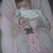 Alba a rejoint le concours — aidez-le/la à gagner de superbes lots ! baby, sleeping, blanket, pajamas, plush_toy, comforter, baby_seat, straps, pink, cozy, infant, child, face, hand, footwear, indoors, rest, cute, soft, comfort