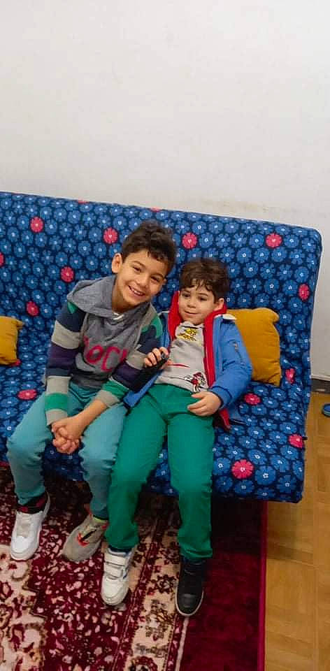 Ahmed participe au concours pour gagner de l'argent avec cette photo : child, comfort, couch, event, fun, happy, holiday, joy, lap, leisure, living_room, pattern, person, play, room, sandal, shoe, sitting, smile, sock