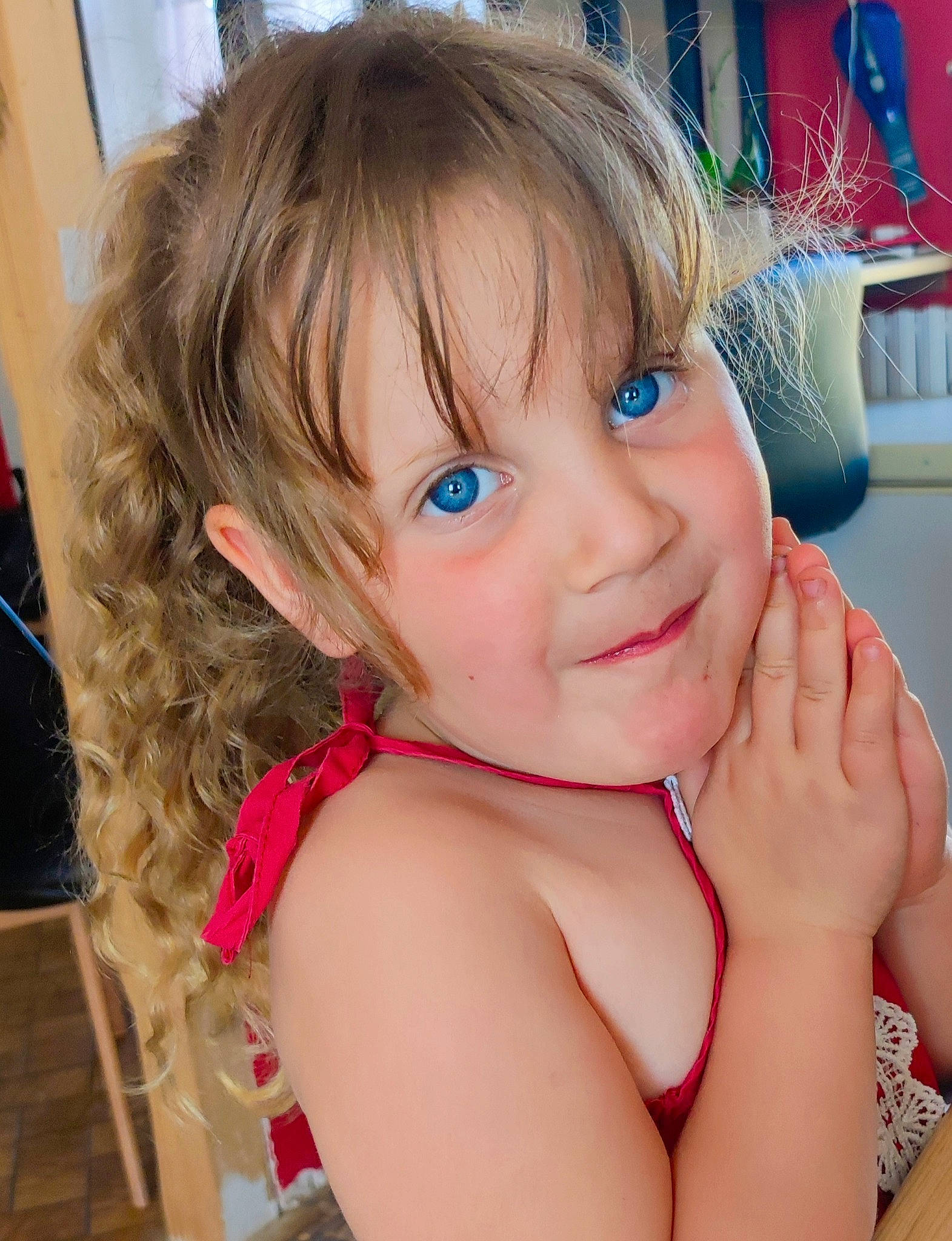 Bella a rejoint le concours — aidez-le/la à gagner de superbes lots ! cheek, chin, ear, eye, eyebrow, eyelash, face, gesture, hair, hairstyle, happy, head, human_body, iris, lip, neck, nose, person, shoulder, skin