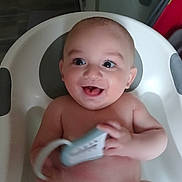 Pablo a rejoint le concours — aidez-le/la à gagner de superbes lots ! baby, bathtub, smile, happy, child, water, skin, face, hand, infant, bath, cute, young, indoors, toy, person, expression, sitting, playful, clean