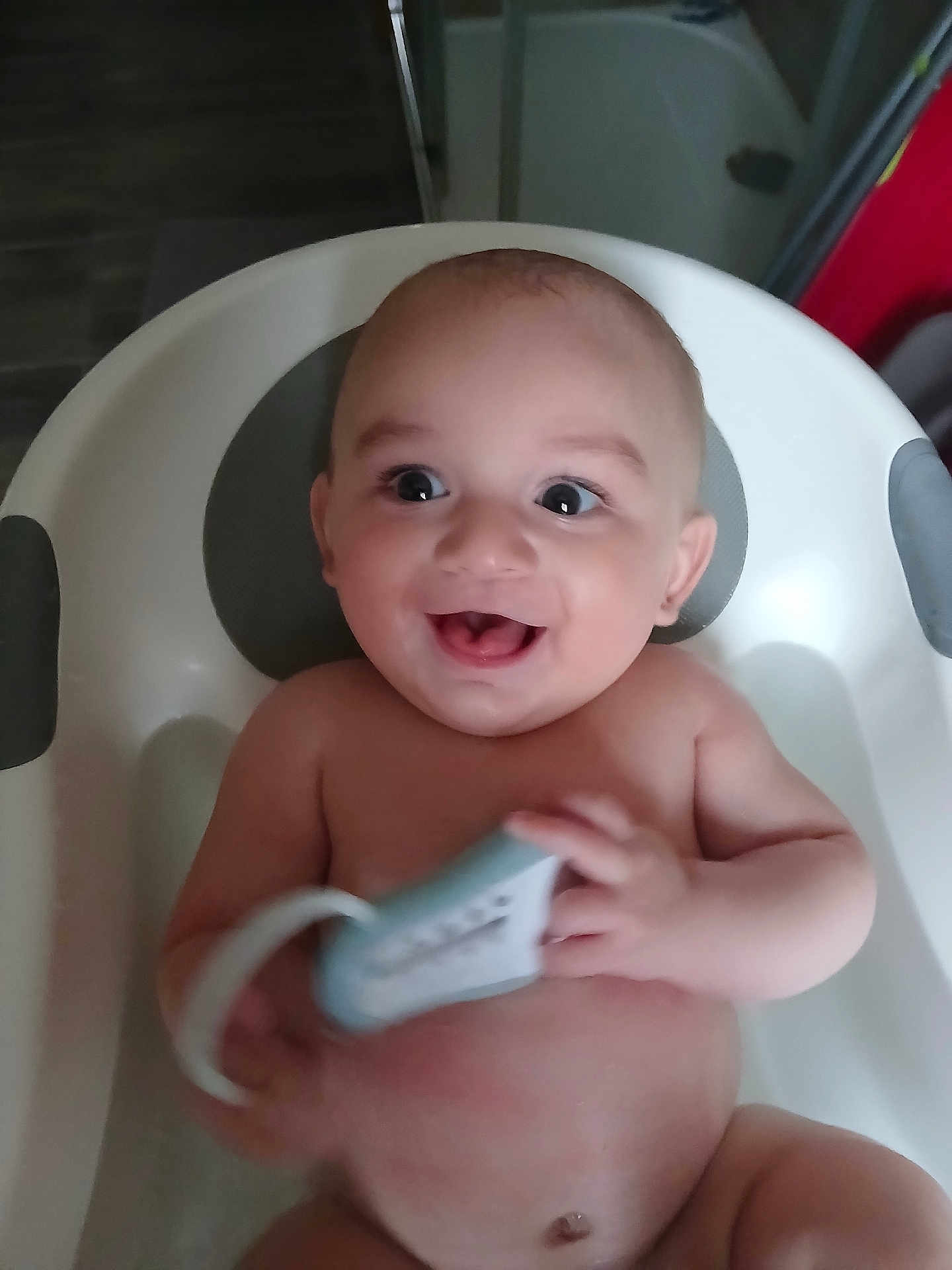 Pablo a rejoint le concours — aidez-le/la à gagner de superbes lots ! baby, bathtub, smile, happy, child, water, skin, face, hand, infant, bath, cute, young, indoors, toy, person, expression, sitting, playful, clean