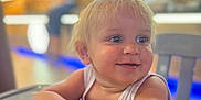 Lyzio participe au concours pour gagner de l'argent avec cette photo : toddler, child, blonde_hair, smiling, indoor, table, chair, face, portrait, person, happy, blue_eyes, casual_clothing, arm, skin, cute, baby, young_child, seated, background_blur