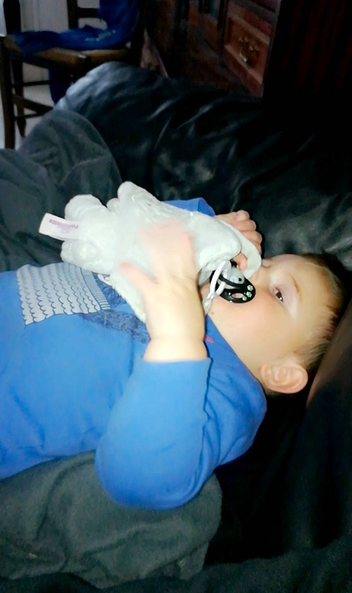 Nayann participe au concours pour gagner de l'argent avec cette photo : baby, baby_products, baby_toddler_clothing, child, comfort, drinkware, eyelash, finger, fun, health_care, human_leg, knee, medical_glove, mouth, nail, person, plastic_bottle, sitting, skin, toddler