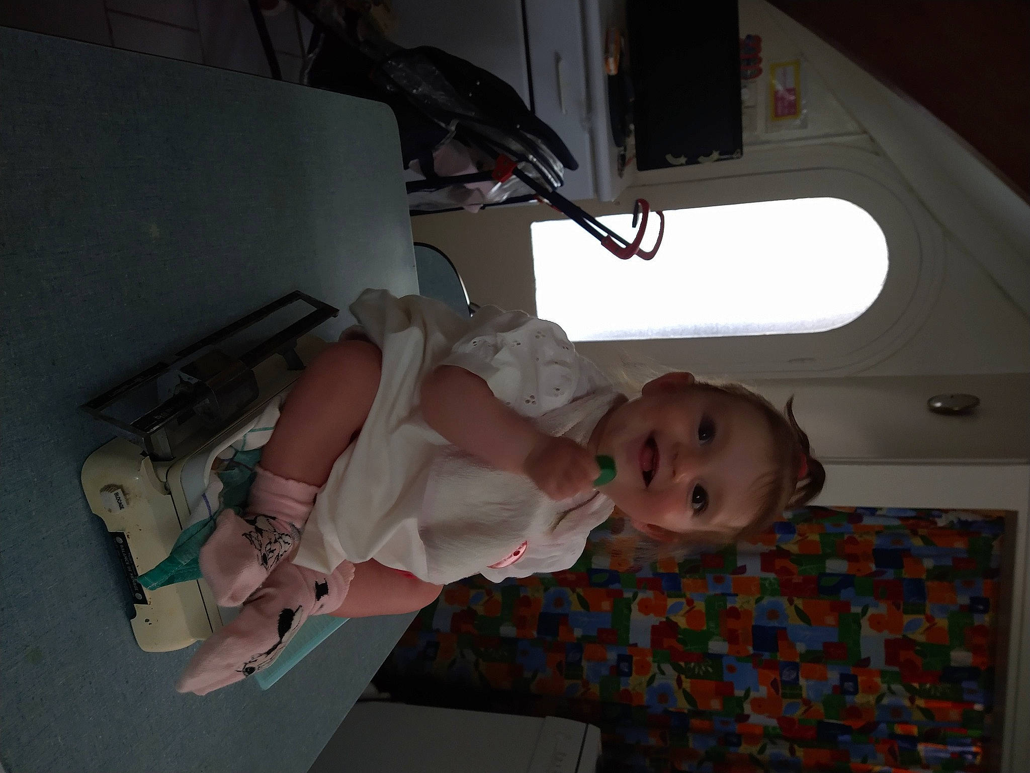 Abbygaëlle a rejoint le concours — aidez-le/la à gagner de superbes lots ! abdomen, baby, baby_toddler_clothing, ceiling, child, comfort, elbow, flooring, foot, fun, human_body, human_leg, joint, joy, knee, leg, person, room, smile, thigh