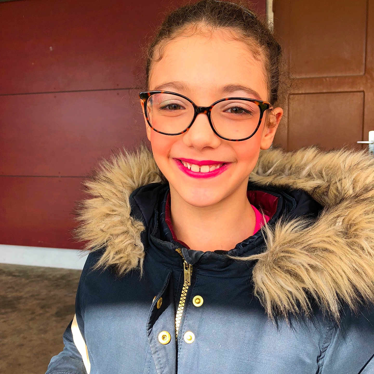 Linda a rejoint le concours — aidez-le/la à gagner de superbes lots ! brown_hair, ear, eyewear, facial_hair, fur, fur_clothing, girl, glasses, neck, textile, vision_care