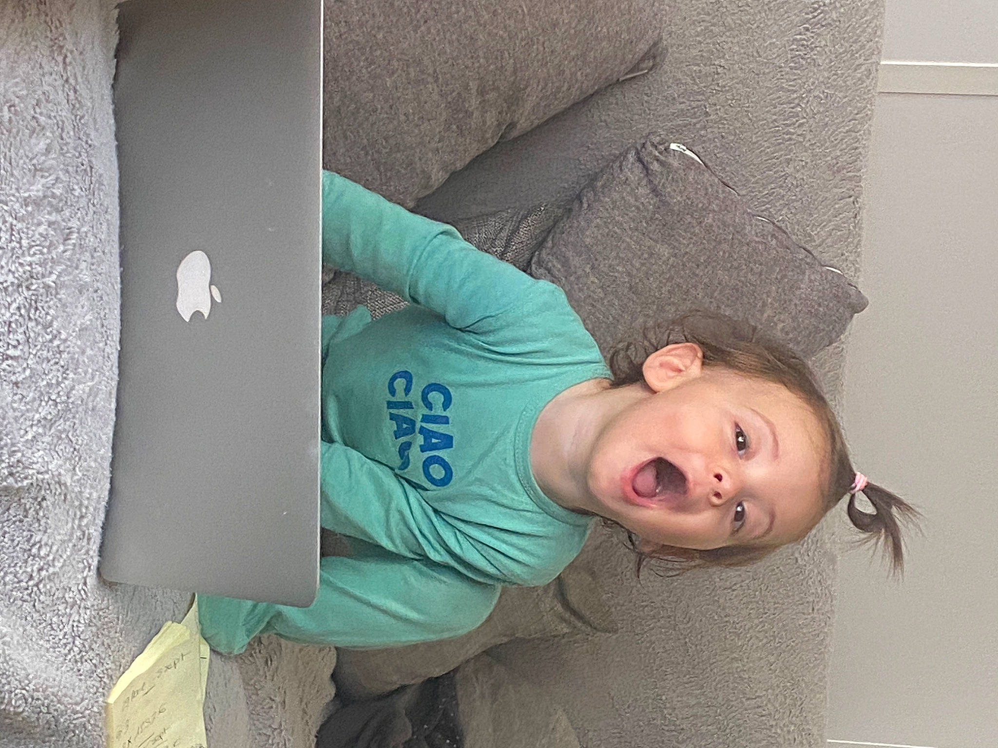 Cassy a rejoint le concours — aidez-le/la à gagner de superbes lots ! child, comfort, computer, couch, elbow, electric_blue, fun, human_leg, knee, laptop, leisure, linens, netbook, person, personal_computer, room, sitting, t_shirt, textile, throw_pillow