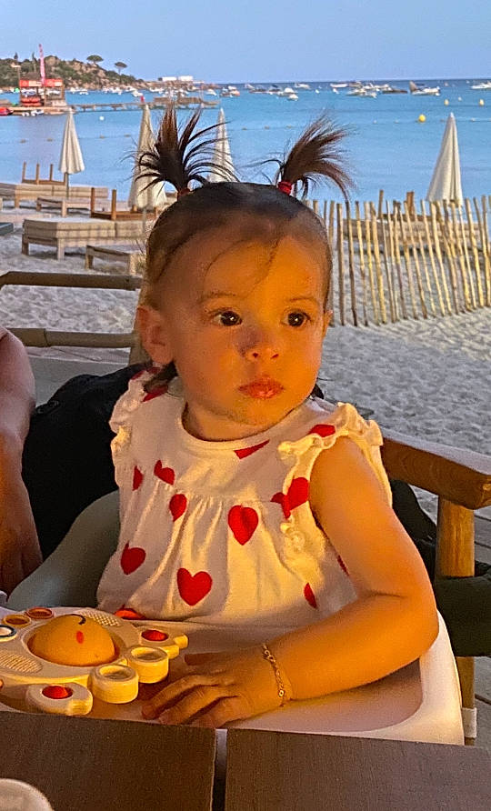 Cassy participe au concours pour gagner de l'argent avec cette photo : baby, chair, coffee_cup, cup, event, food, fruit, fun, happy, leisure, orange, person, plate, serveware, sky, table, tableware, toddler, travel, water