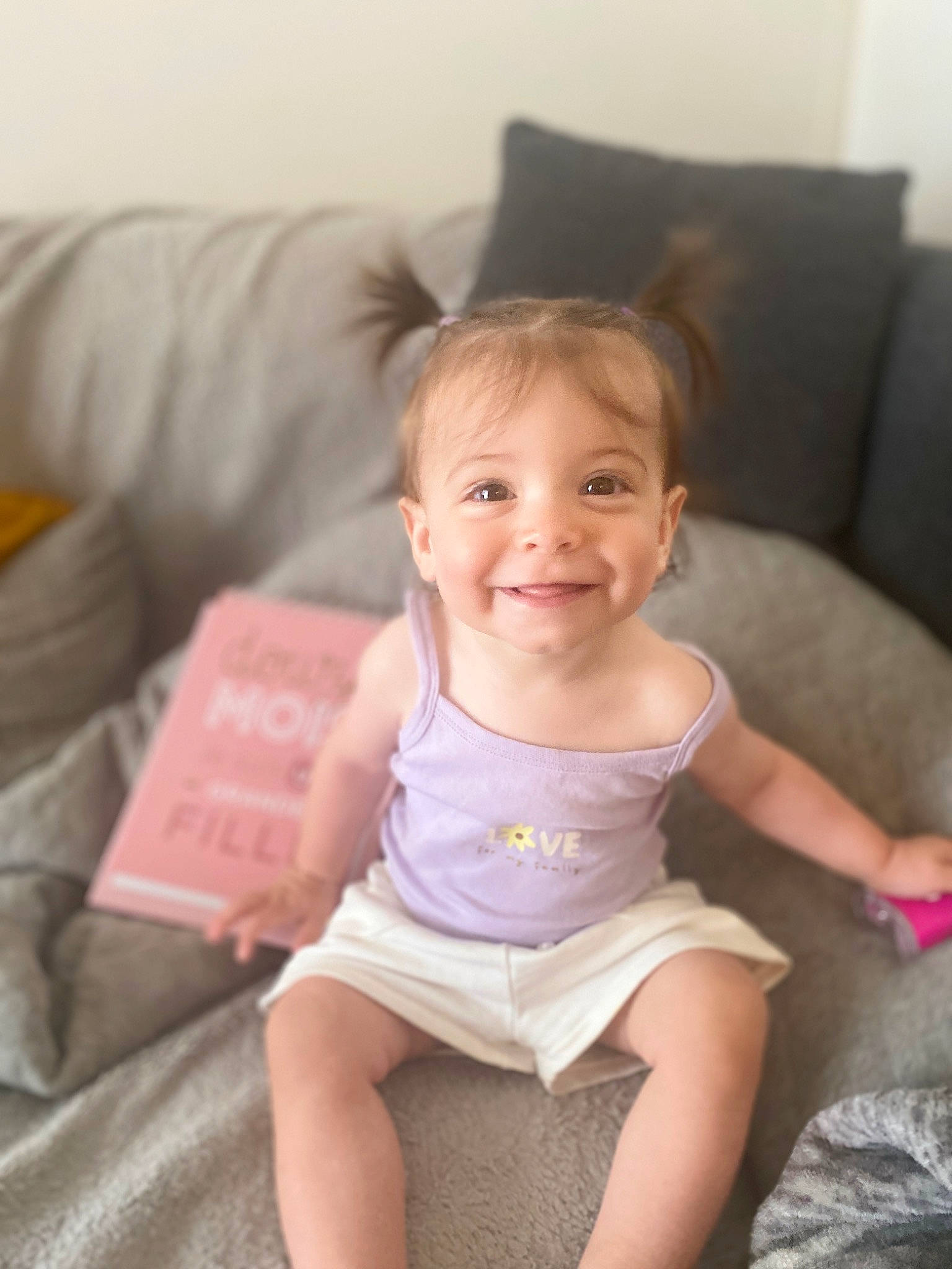 Cassy a rejoint le concours — aidez-le/la à gagner de superbes lots ! baby_toddler_clothing, cheek, comfort, couch, eye, face, fun, hair, hairstyle, happy, head, human_body, iris, joy, leg, person, pink, skin, smile, thigh