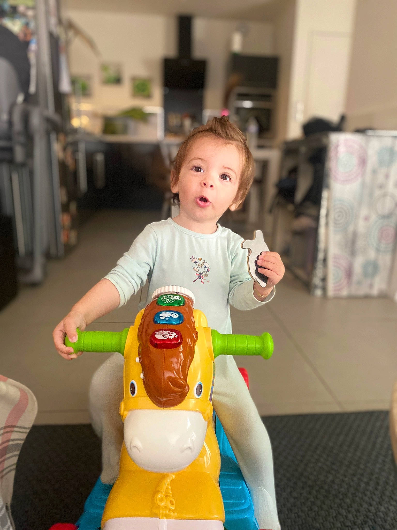 Cassy a rejoint le concours — aidez-le/la à gagner de superbes lots ! baby, baby_toddler_clothing, child, flooring, fun, happy, human_leg, joint, knee, lap, leisure, person, play, recreation, sitting, smile, surprise, t_shirt, thigh, toddler