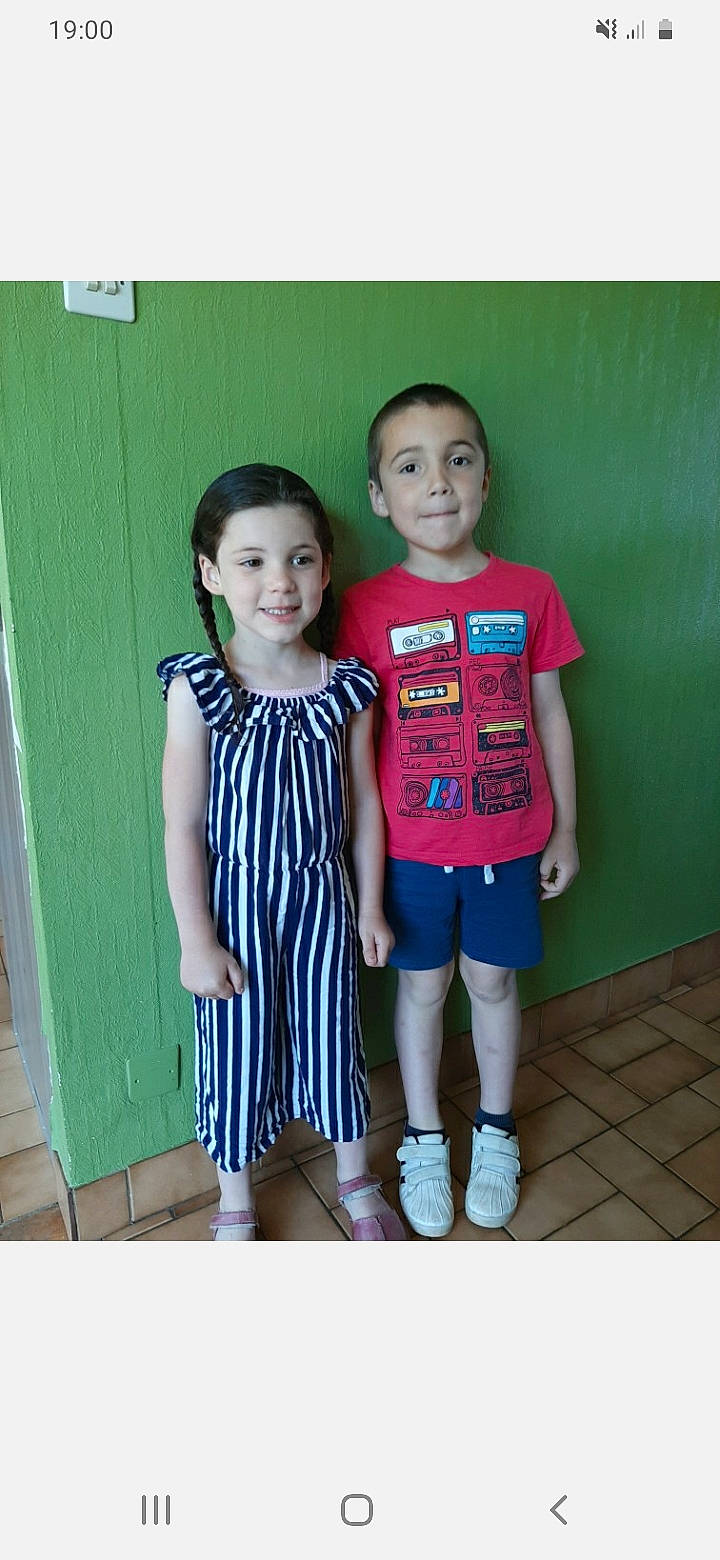 Swan a rejoint le concours — aidez-le/la à gagner de superbes lots ! baby_toddler_clothing, child, day_dress, electric_blue, event, fashion_design, fun, gesture, happy, joy, magenta, one_piece_garment, pattern, person, shorts, sibling, sleeve, smile, t_shirt, toddler