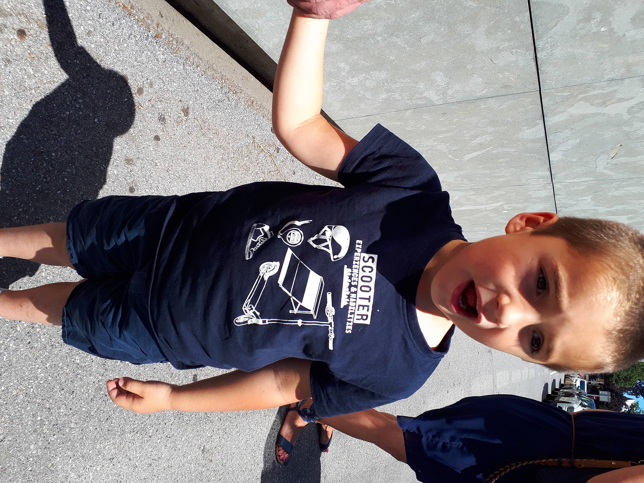 Swan a rejoint le concours — aidez-le/la à gagner de superbes lots ! arm, denim, elbow, eyewear, fun, gesture, happy, human_leg, joint, knee, leg, leisure, person, shoulder, sitting, sleeve, sportswear, t_shirt, thigh, trunk