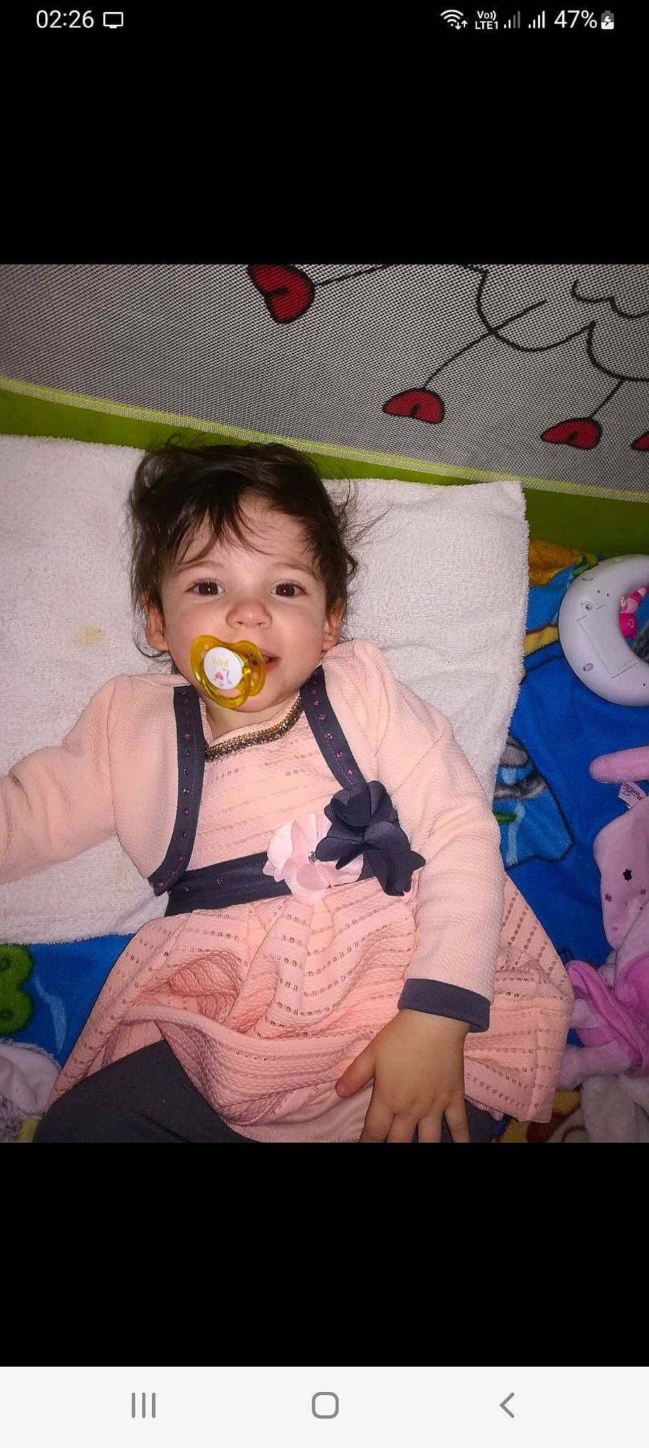 Lilou participe au concours pour gagner de l'argent avec cette photo : baby, baby_products, baby_toddler_clothing, baby_toys, bib, cheek, child, comfort_food, fun, happy, linens, mouth, pattern, person, play, room, sitting, skin, sweetness, toddler