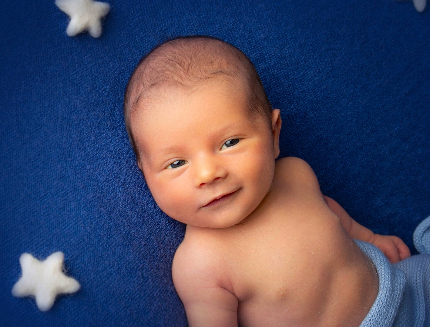 Mathis participe au concours pour gagner de l'argent avec cette photo : arm, azure, baby, blue, cheek, chin, ear, eye, eyebrow, forehead, gesture, iris, lip, mammal, mouth, neck, nose, person, skin, smile