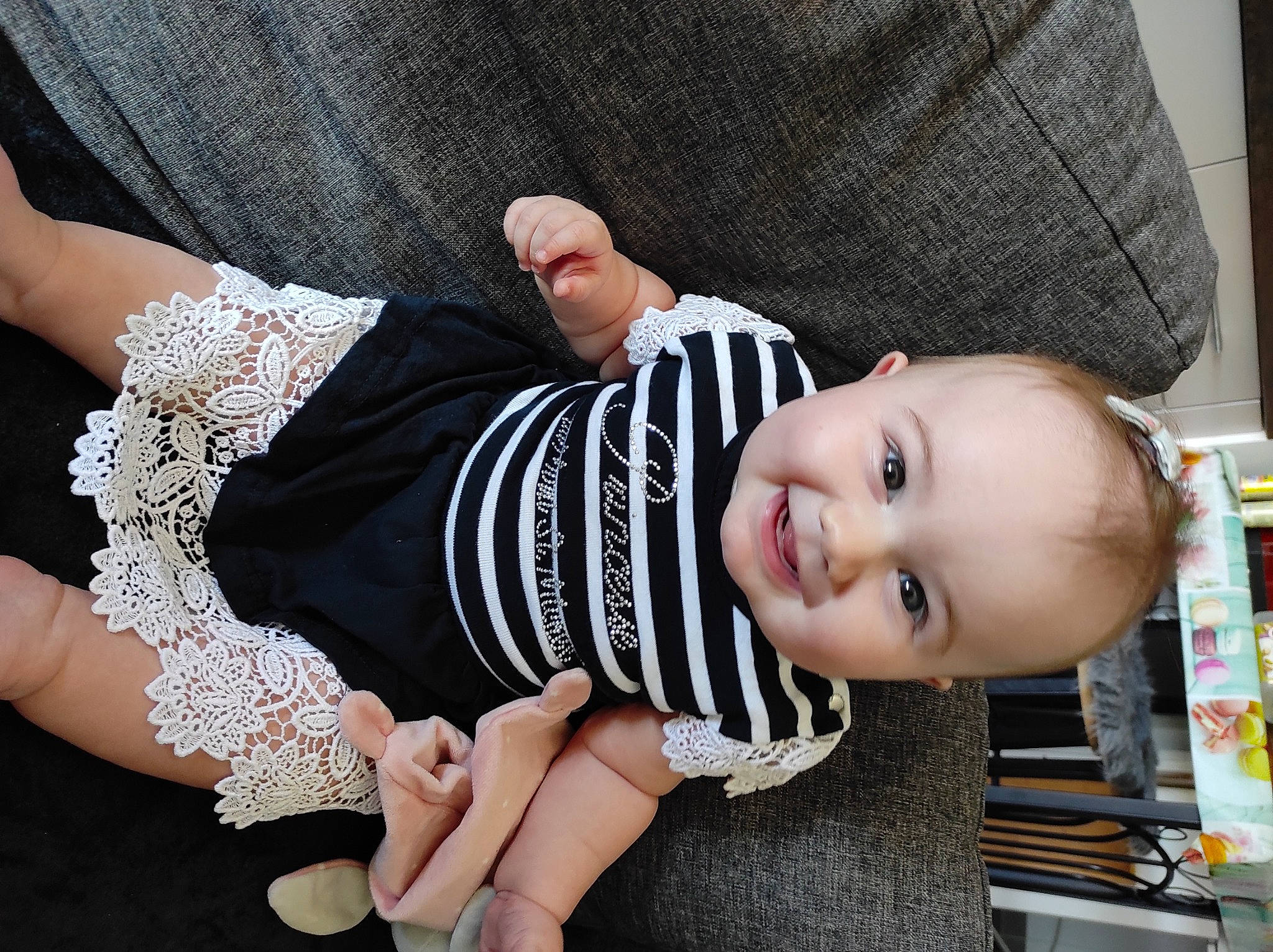 Eline a rejoint le concours — aidez-le/la à gagner de superbes lots ! baby, baby_toddler_clothing, finger, foot, gesture, glasses, happy, hat, human_leg, joy, knee, nail, pattern, person, skin, sleeve, smile, sunglasses, thigh, thumb