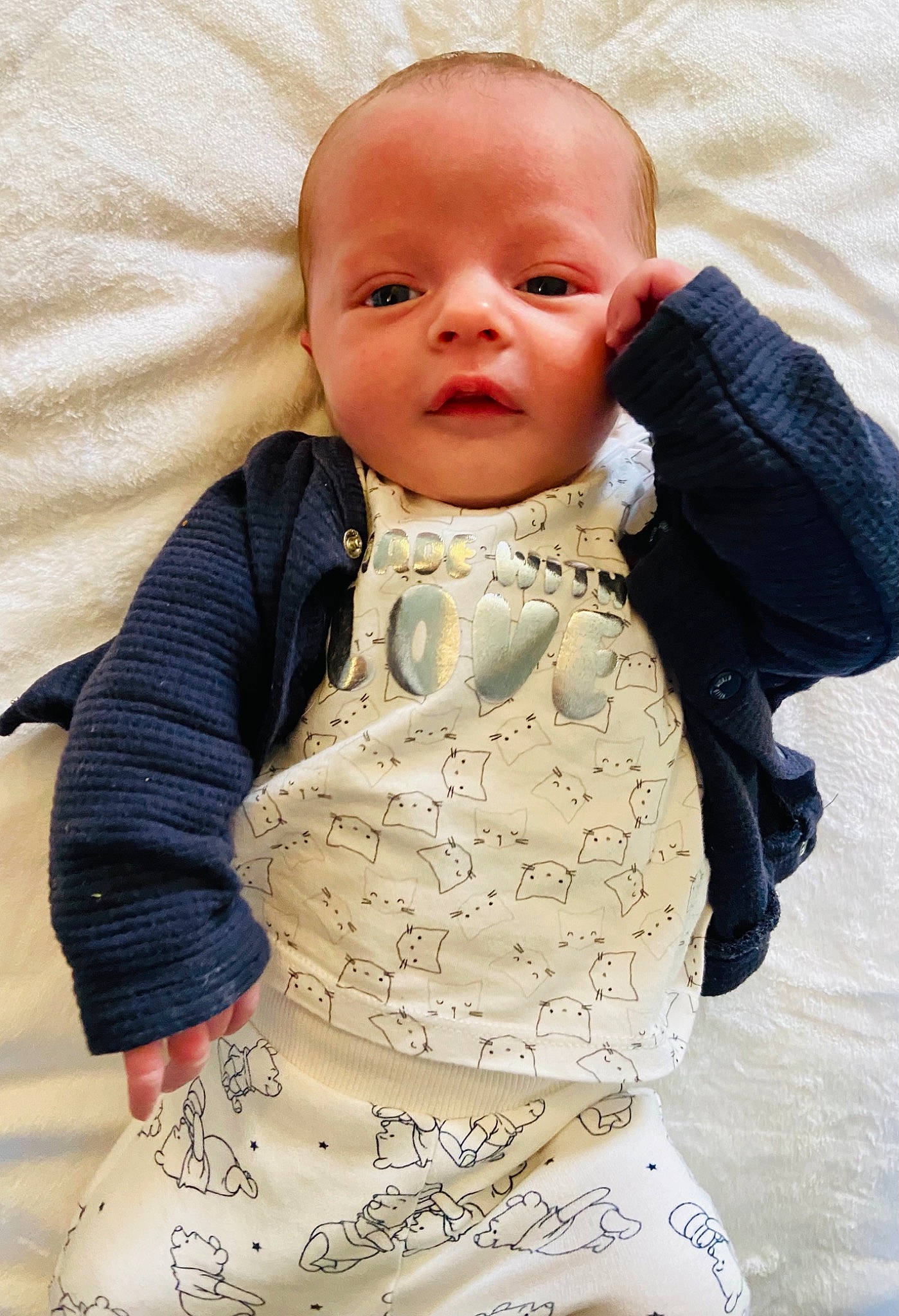 Maylone participe au concours pour gagner de l'argent avec cette photo : baby, baby_toddler_clothing, cheek, chest, child, collar, comfort, face, human_body, iris, lip, neck, nose, one_piece_garment, pattern, person, sitting, skin, sleeve, textile