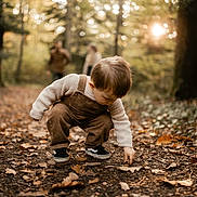 Arsène a rejoint le concours — aidez-le/la à gagner de superbes lots ! child, toddler, autumn, forest, leaves, nature, exploring, outdoor, fall, brown_clothing, sneakers, path, trees, sunlight, blurred_background, crouching, person, curious, daylight, casual_wear