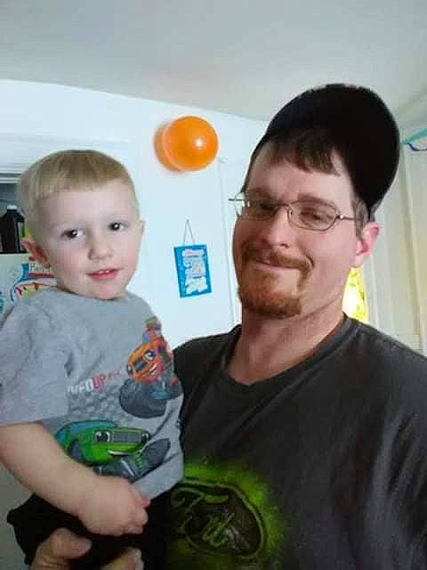 Gauge is registered to the contest to win money with this photo: baby, child, father, happy, iris, person, play, smile, t_shirt, toddler, vacation