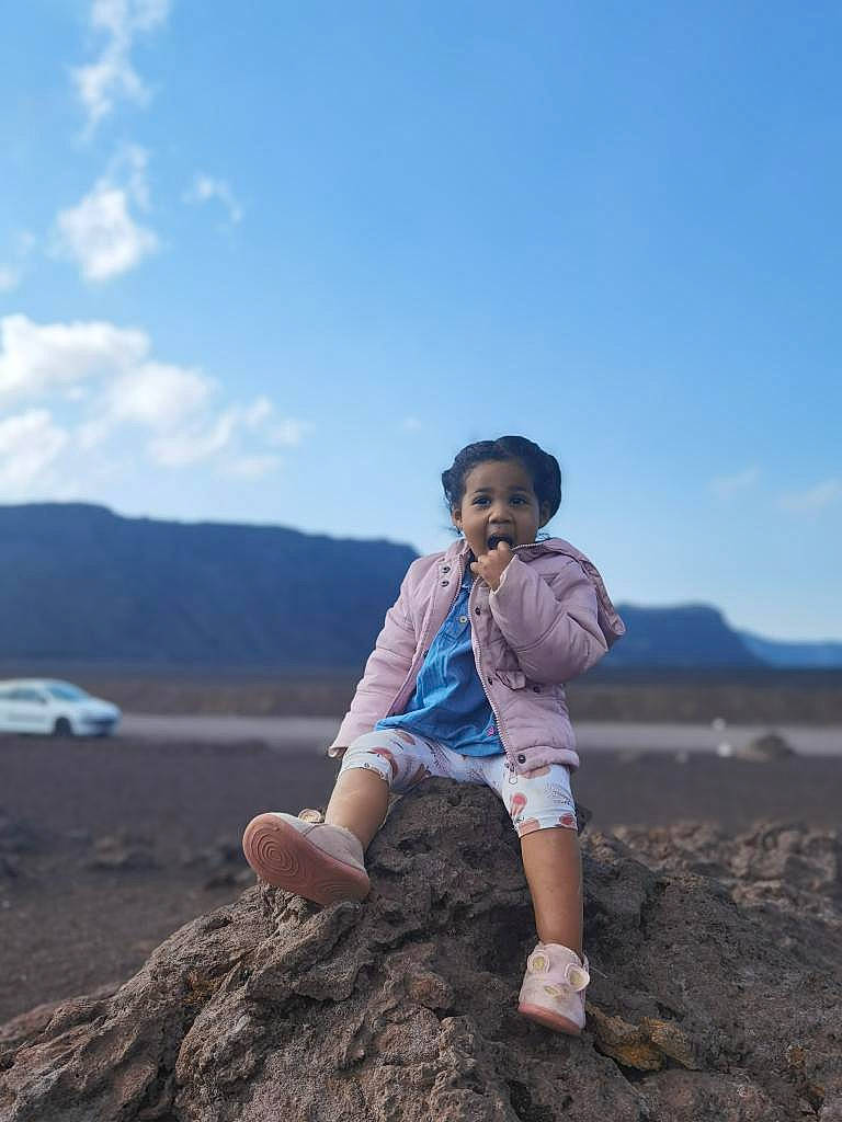 Maelys participe au concours pour gagner de l'argent avec cette photo : azure, bedrock, cloud, ecoregion, electric_blue, flash_photography, fun, happy, hat, highland, hill, horizon, human, landscape, mountain, mountainous_landforms, person, sand, sky, tire