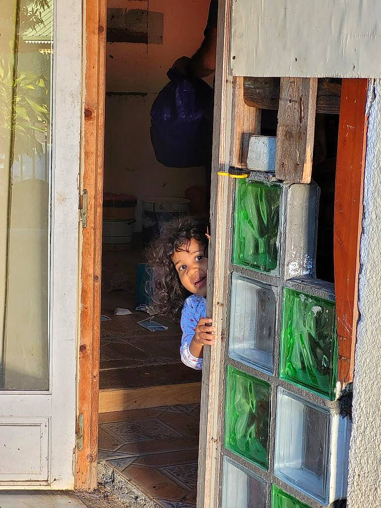 Maelys participe au concours pour gagner de l'argent avec cette photo : denim, door, door_handle, facade, gas, glass, hardwood, hat, helmet, home_door, house, person, rectangle, room, shelving, t_shirt, tints_and_shades, wood, wood_stain