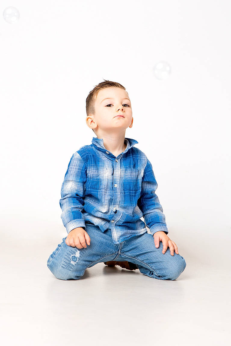 Thiméo participe au concours pour gagner de l'argent avec cette photo : cheek, child, collar, denim, dress_shirt, electric_blue, eye, figurine, flash_photography, formal_wear, gesture, hair, happy, human_body, pattern, person, sitting, sleeve, toddler, vase