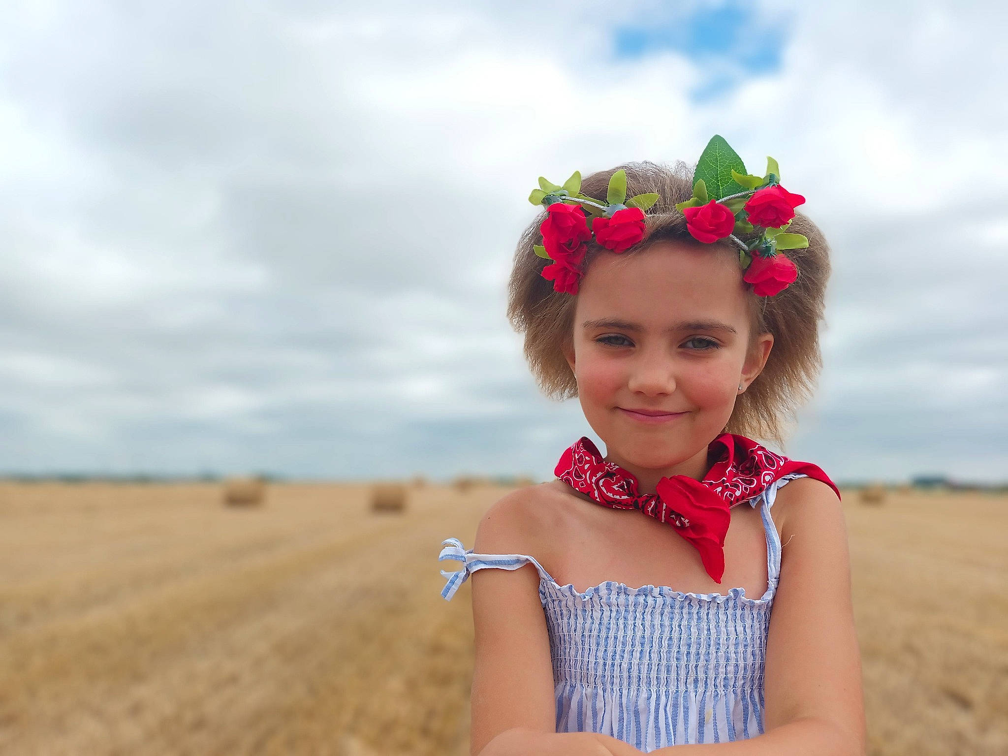 Camille a rejoint le concours — aidez-le/la à gagner de superbes lots ! baby_toddler_clothing, cloud, eye, flash_photography, flower, fun, grass, grassland, happy, head, headgear, headwear, joy, landscape, magenta, people, people_in_nature, person, sand, sky