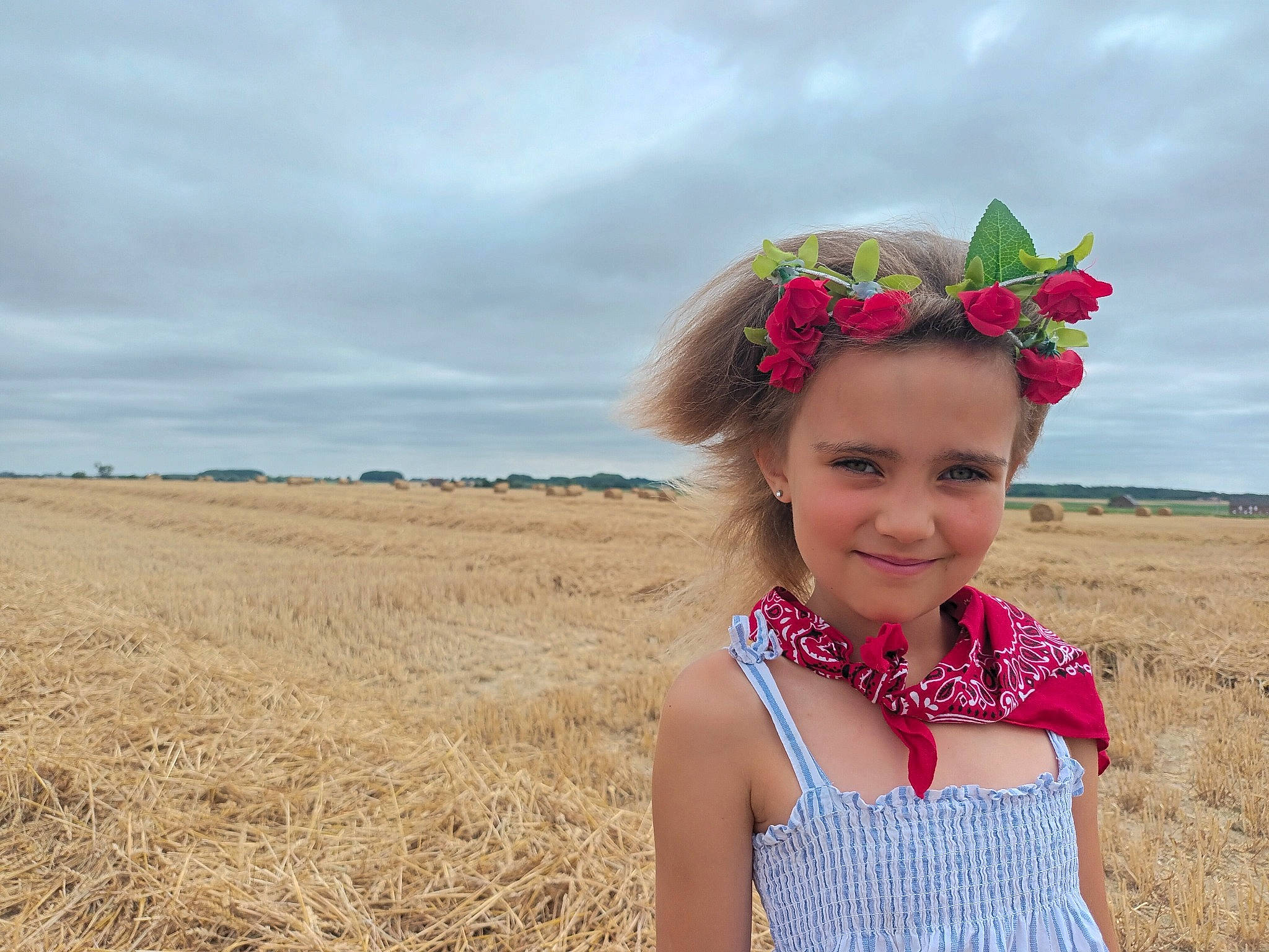 Camille participe au concours pour gagner de l'argent avec cette photo : cloud, glasses, goggles, grass, grass_family, grassland, happy, headband, headgear, headpiece, headwear, joy, landscape, magenta, people_in_nature, person, plant, prairie, sky, smile
