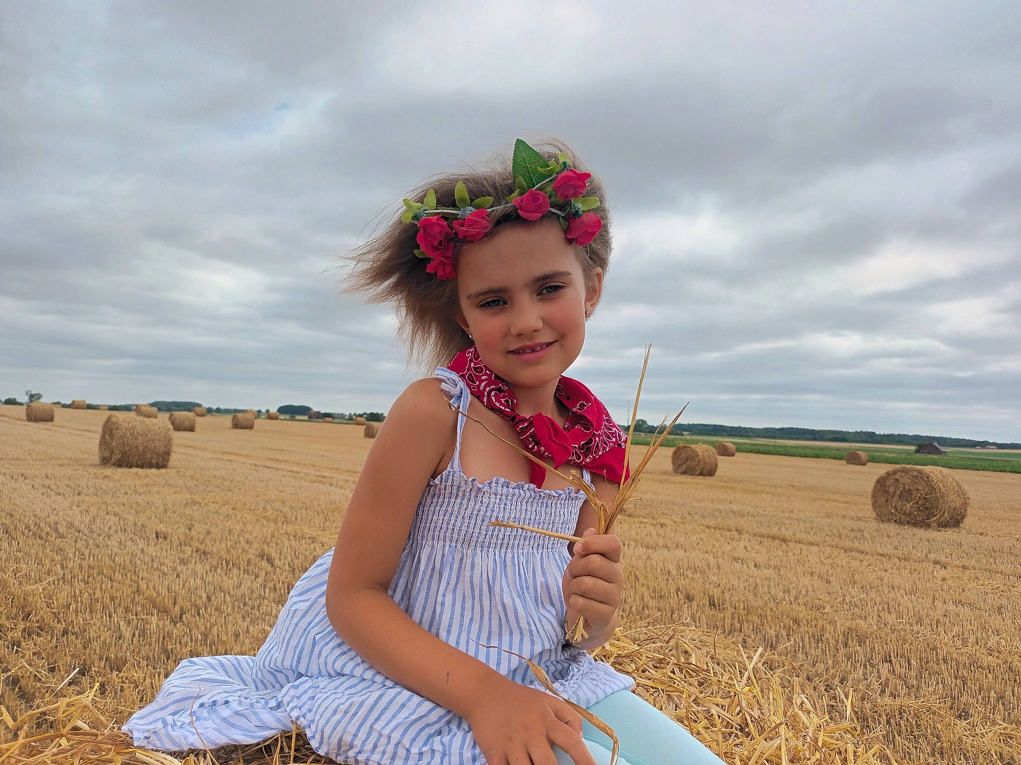 Camille a rejoint le concours — aidez-le/la à gagner de superbes lots ! agriculture, baby_toddler_clothing, cloud, field, grass, grass_family, grassland, happy, headgear, headwear, joy, landscape, meadow, people_in_nature, person, plain, plant, prairie, sky, smile