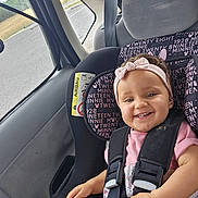 Odélya a rejoint le concours — aidez-le/la à gagner de superbes lots ! baby, child, car_seat, car_interior, seatbelt, smiling, headband, pink_clothing, mickey_mouse, minnie_mouse, happy, infant, safety_harness, road, window, vehicle, seat, toddler, cute, portrait