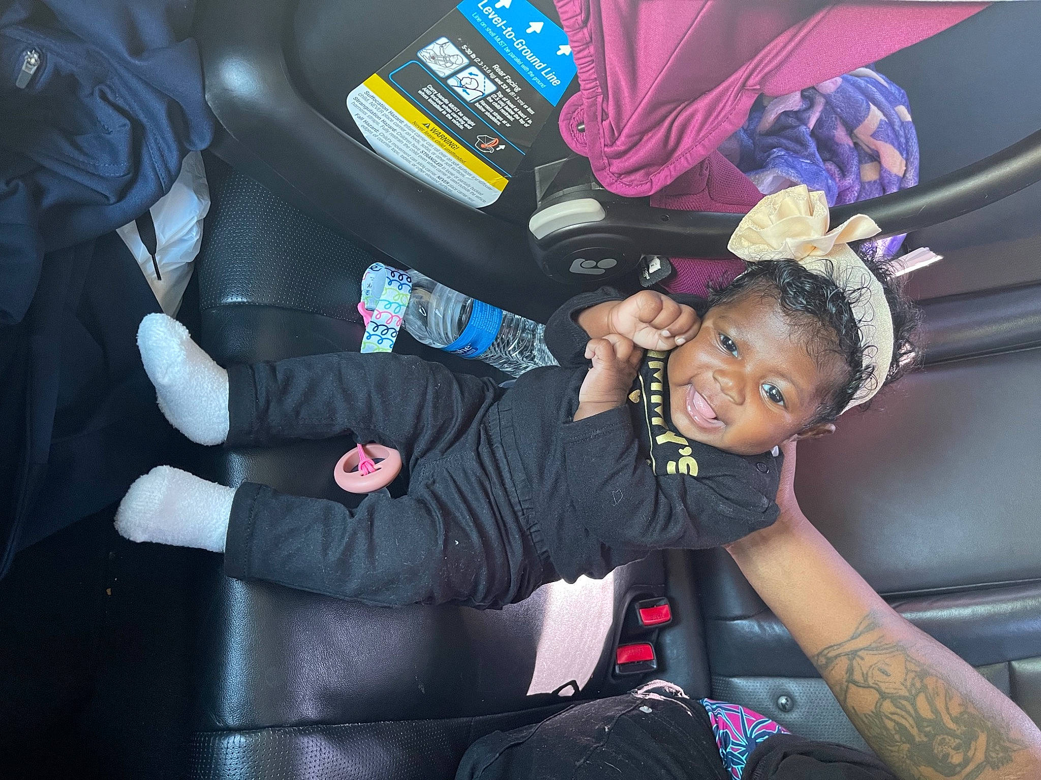 Stori is registered to the contest to win money with this photo: auto_part, automotive_design, automotive_exterior, car, car_seat, car_seat_cover, child, comfort, electric_blue, family_car, finger, flash_photography, head_restraint, luxury_vehicle, motor_vehicle, passenger, person, purple, steering_wheel, thigh