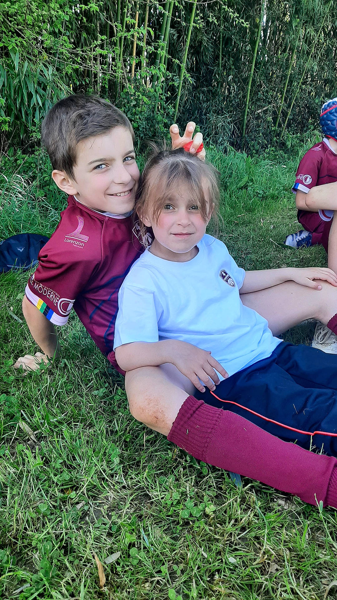 Julian a rejoint le concours — aidez-le/la à gagner de superbes lots ! bamboo, boy, casual, child, children, daytime, friends, fun, girl, grass, greenery, happy, nature, outdoor, playful, sitting, smiling, sportswear, team, youth