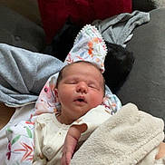 Albane participe au concours pour gagner de l'argent avec cette photo : baby, newborn, blanket, sleeping, couch, pillow, cozy, infant, soft, wrapped, indoors, peaceful, cute, child, portrait, relaxation, comfort, warm, clothing, rest