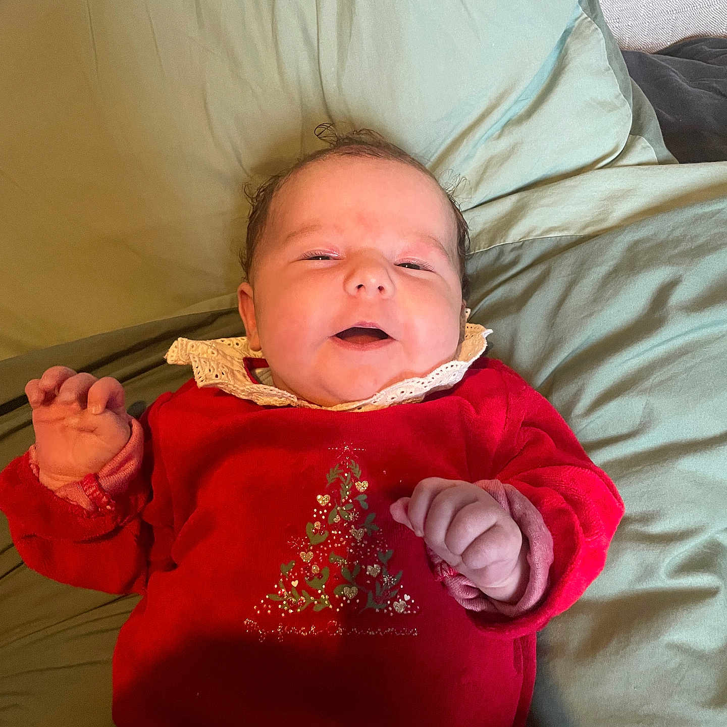 Albane participe au concours pour gagner de l'argent avec cette photo : baby, bed, child, christmas_outfit, cozy, cute, face, hand, holiday, indoor, infant, lying_down, newborn, person, pillow, red_clothing, relaxed, sleepy, smiling, soft