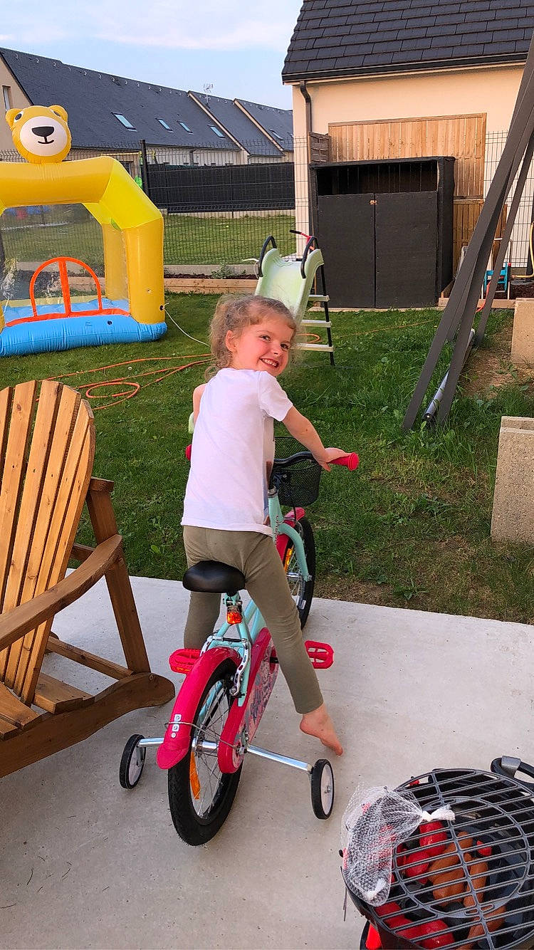 Anaé a rejoint le concours — aidez-le/la à gagner de superbes lots ! baby_toddler_clothing, bicycle, bicycle_accessory, bicycle_frame, bicycle_part, bicycle_tire, bicycle_wheel, child, chute, fun, grass, joy, leisure, person, recreation, riding_toy, shorts, smile, tire, toddler