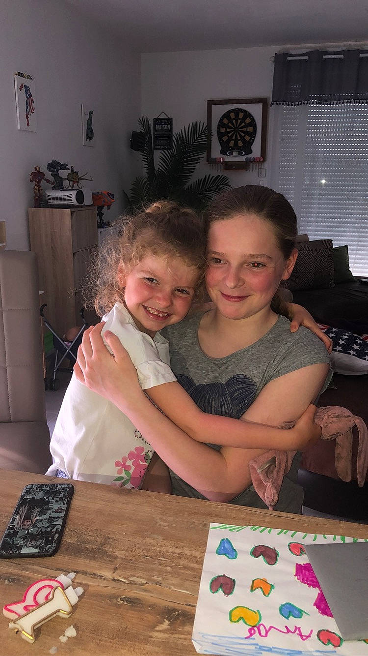 Anaé participe au concours pour gagner de l'argent avec cette photo : baking, child, dessert, event, fun, happy, holiday, houseplant, joy, party, person, picture_frame, plate, refrigerator, room, sharing, sitting, smile, t_shirt, table