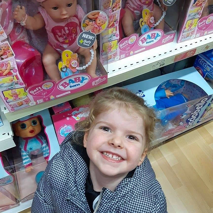 Anaé a rejoint le concours — aidez-le/la à gagner de superbes lots ! art, child, collection, doll, fun, happy, headwear, joy, magenta, organ, person, pink, product, retail, room, shelf, shelving, smile, souvenir, t_shirt