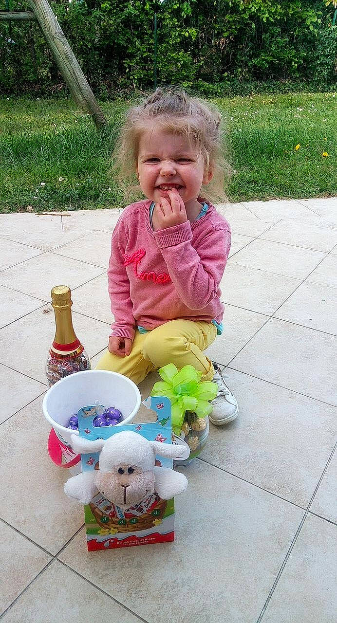 Anaé a rejoint le concours — aidez-le/la à gagner de superbes lots ! baby, baby_products, baby_toddler_clothing, baby_toys, bottle, child, fun, garden, grass, joy, person, pink, plant, plastic, plastic_bottle, play, sitting, smile, toddler, toy