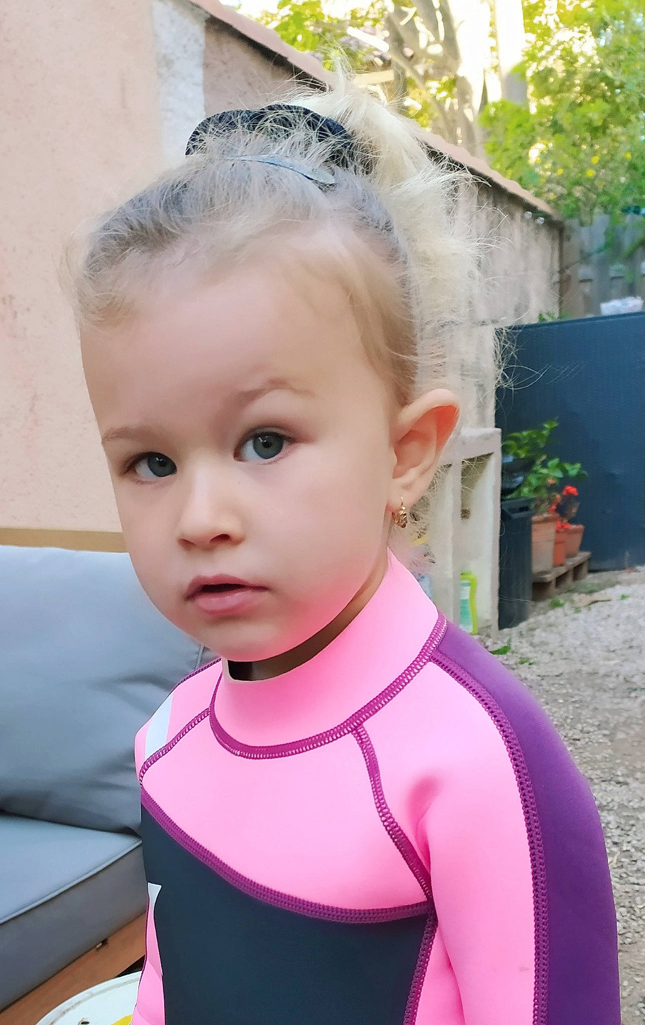 Ornella participe au concours pour gagner de l'argent avec cette photo : cheek, child, ear, face, forehead, hair, hair_accessory, hairstyle, head, neck, person, pink, skin, toddler