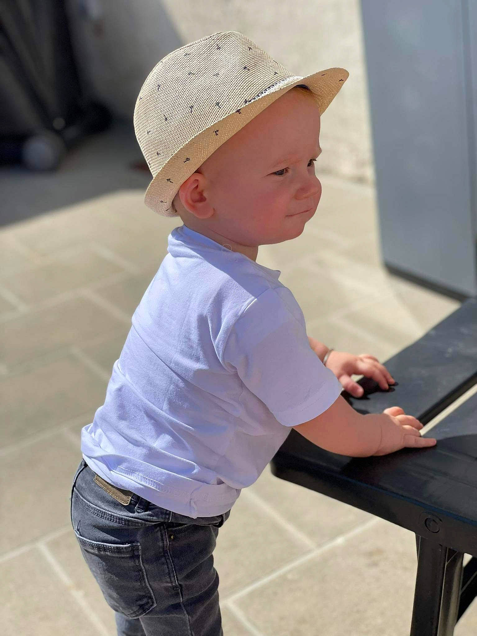 Livio participe au concours pour gagner de l'argent avec cette photo : baby, baby_toddler_clothing, cap, child, elbow, fashion_accessory, fun, hand, happy, hat, headgear, human_leg, knee, person, sleeve, sun_hat, t_shirt, thigh, toddler, waist