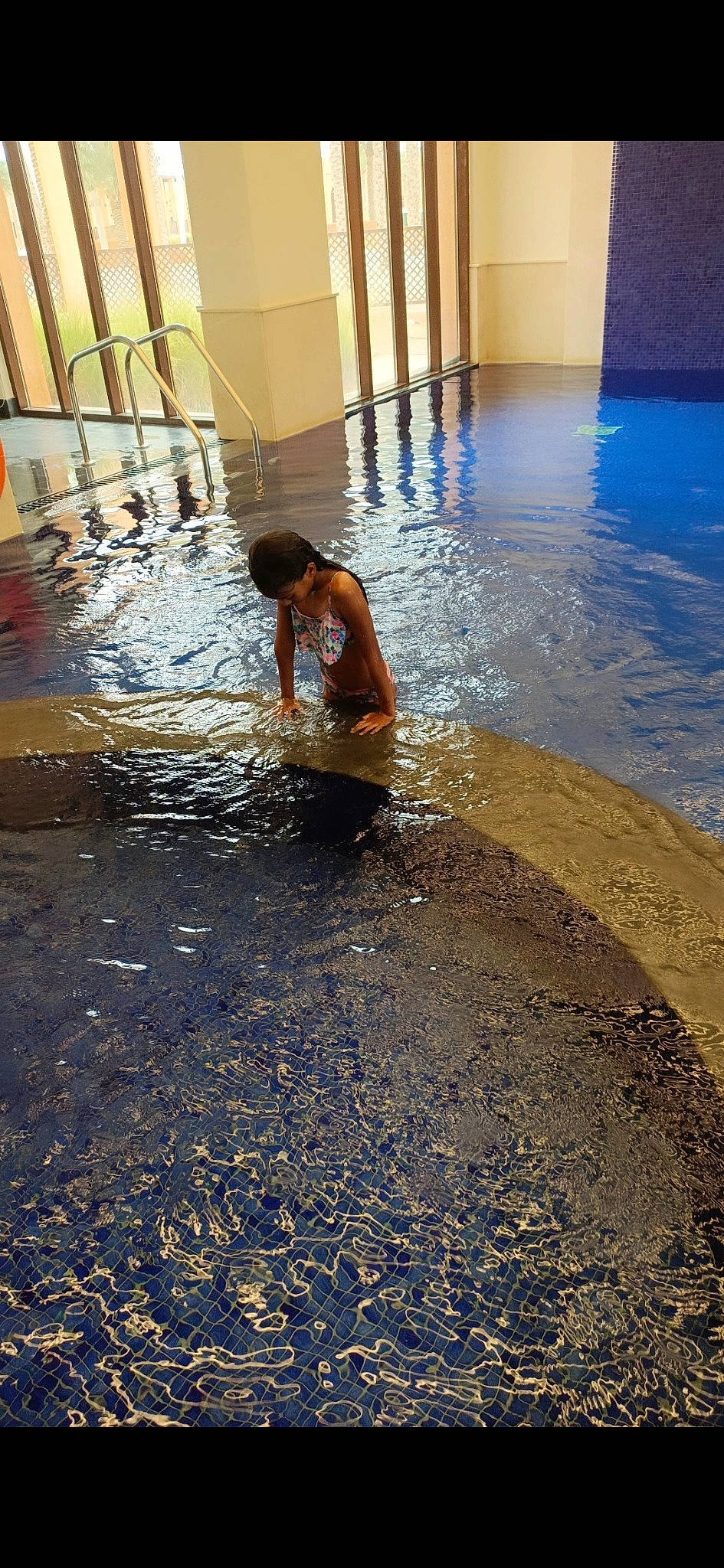 Hind participe au concours pour gagner de l'argent avec cette photo : barefoot, bathing, composite_material, concrete, flooring, foot, fun, leisure, person, recreation, reflection, road_surface, shadow, vacation, water, water_feature