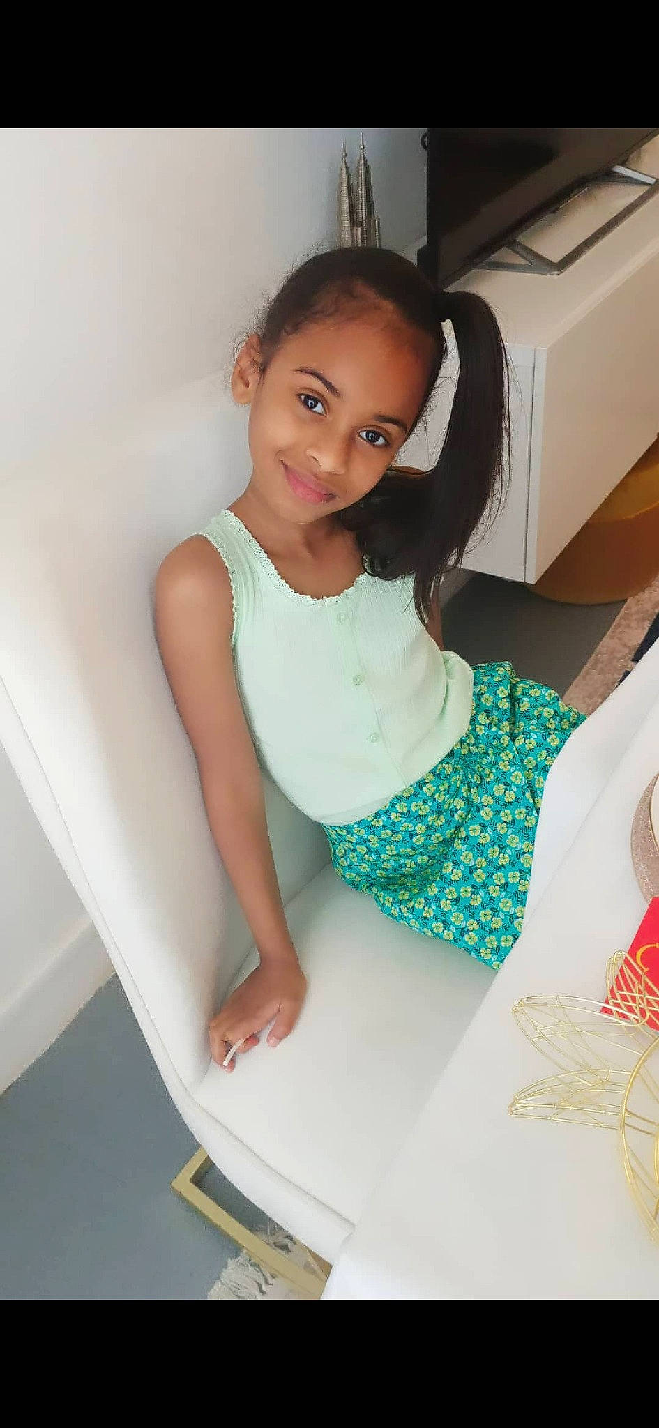 Hind participe au concours pour gagner de l'argent avec cette photo : chair, comfort, dress, elbow, eye, face, fashion_design, hair, head, human_body, human_leg, joy, knee, person, shorts, shoulder, sleeve, stairs, t_shirt, thigh