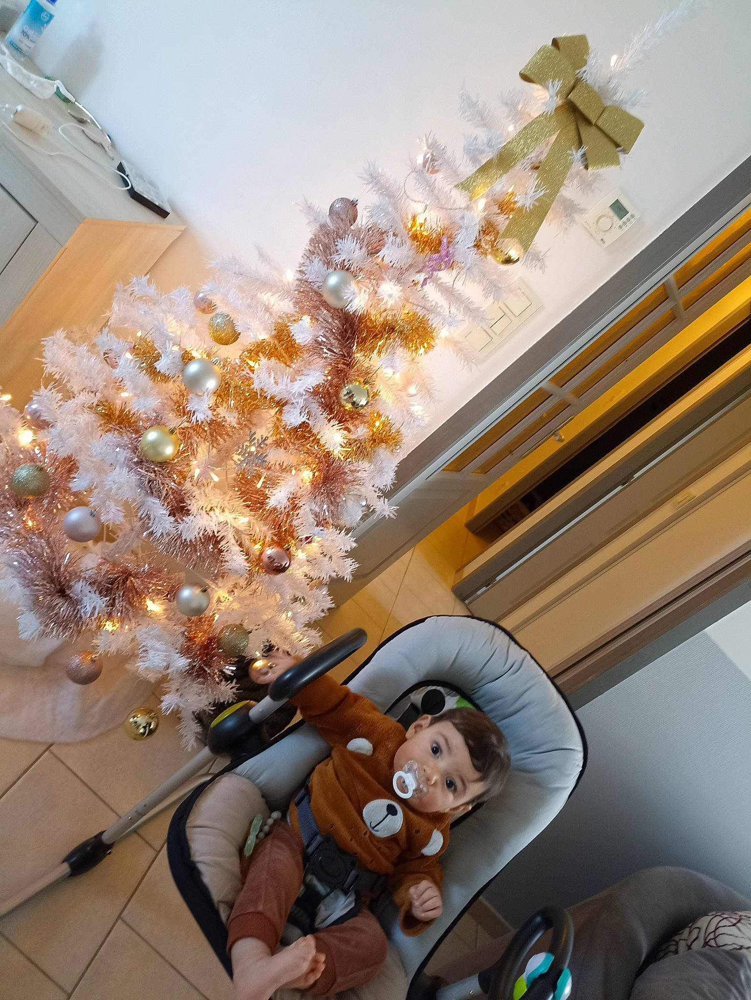 Mathys a rejoint le concours — aidez-le/la à gagner de superbes lots ! ceiling, chandelier, christmas_decoration, christmas_ornament, decoration, event, fashion_accessory, flooring, fun, holiday_ornament, interior_design, leisure, light_fixture, metal, ornament, person, room, toy, tree, white