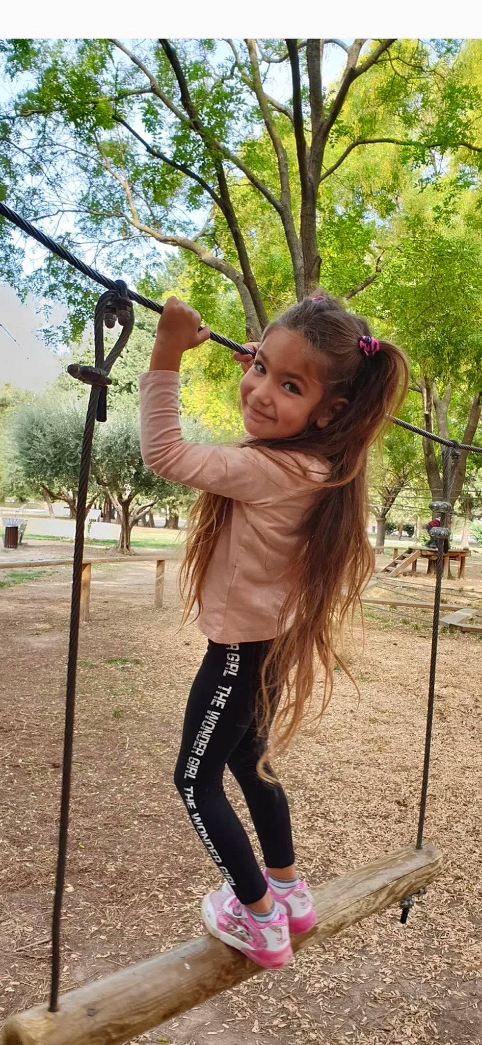 Sofia a rejoint le concours — aidez-le/la à gagner de superbes lots ! child, fun, gesture, grass, happy, joy, knee, leggings, leisure, lip, long_hair, mammal, people_in_nature, person, plant, recreation, smile, sportswear, t_shirt, tree