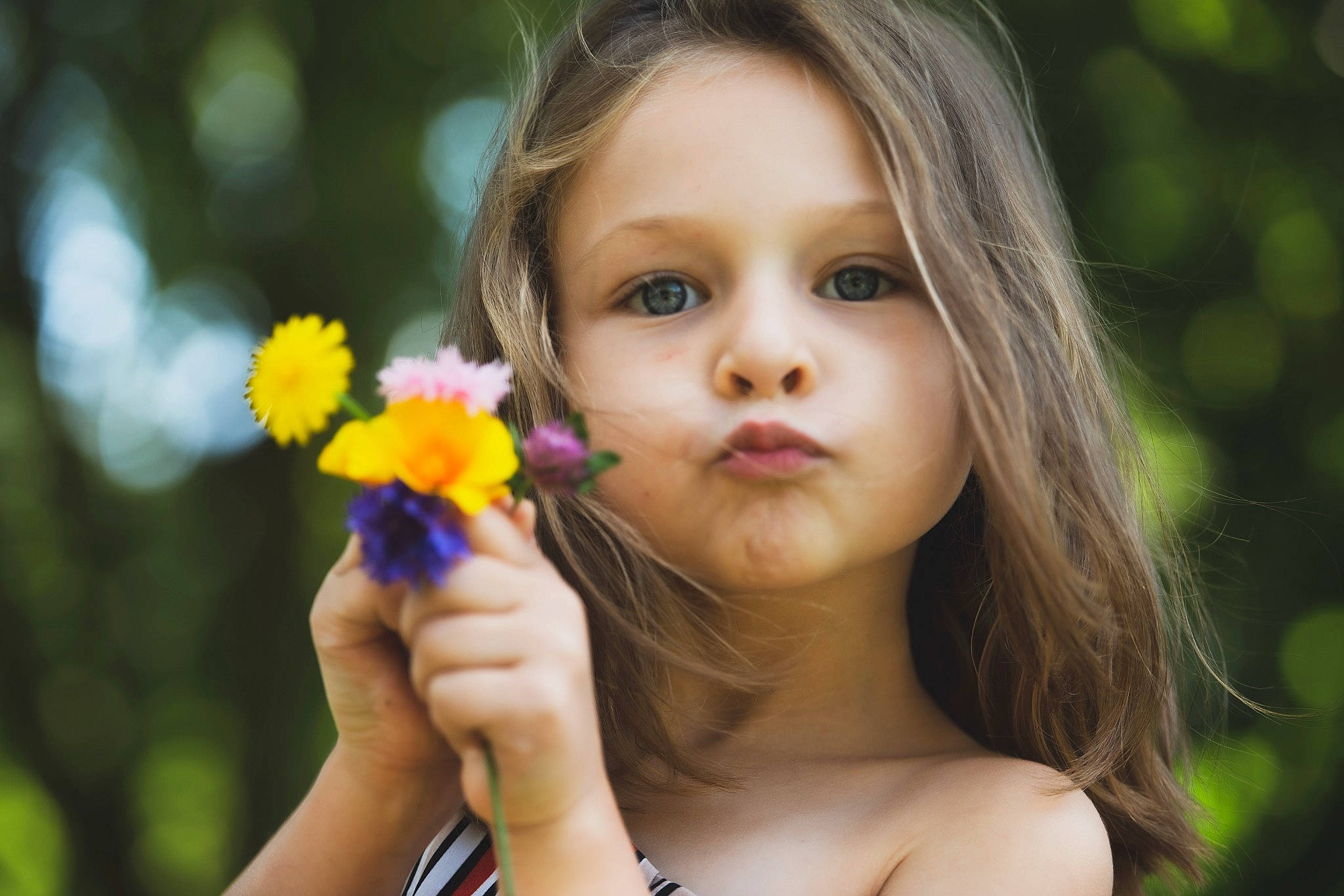 Ellyne participe au concours pour gagner de l'argent avec cette photo : blond, eye, eyelash, facial_expression, flash_photography, flower, grass, hand, happy, iris, leaf, lip, long_hair, people_in_nature, person, petal, plant, skin, summer, sunlight