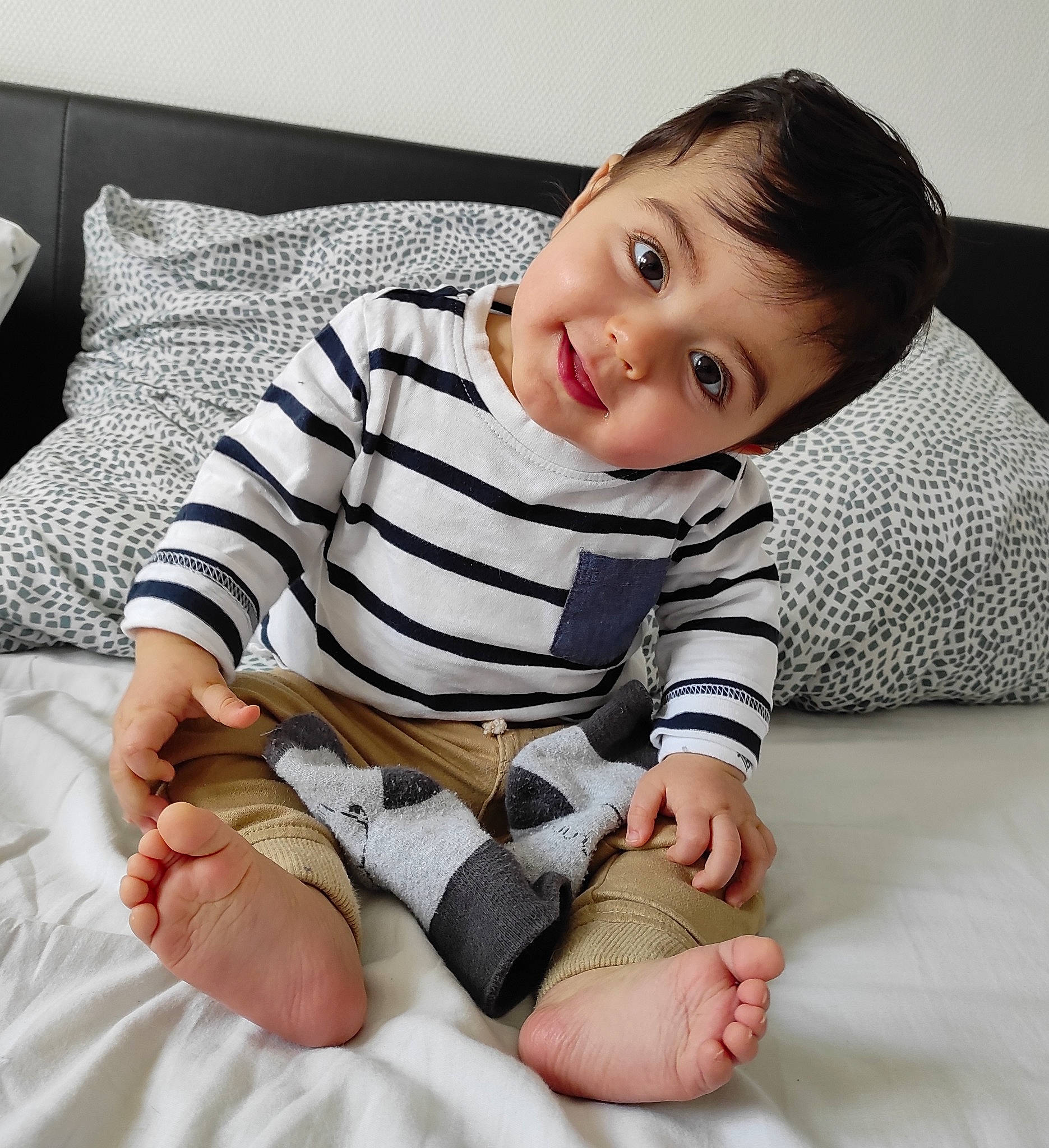 Leonardo a rejoint le concours — aidez-le/la à gagner de superbes lots ! baby, baby_toddler_clothing, cheek, child, collar, comfort, elbow, eye, flooring, happy, head, knee, linens, pattern, person, sitting, skin, sleeve, smile, t_shirt