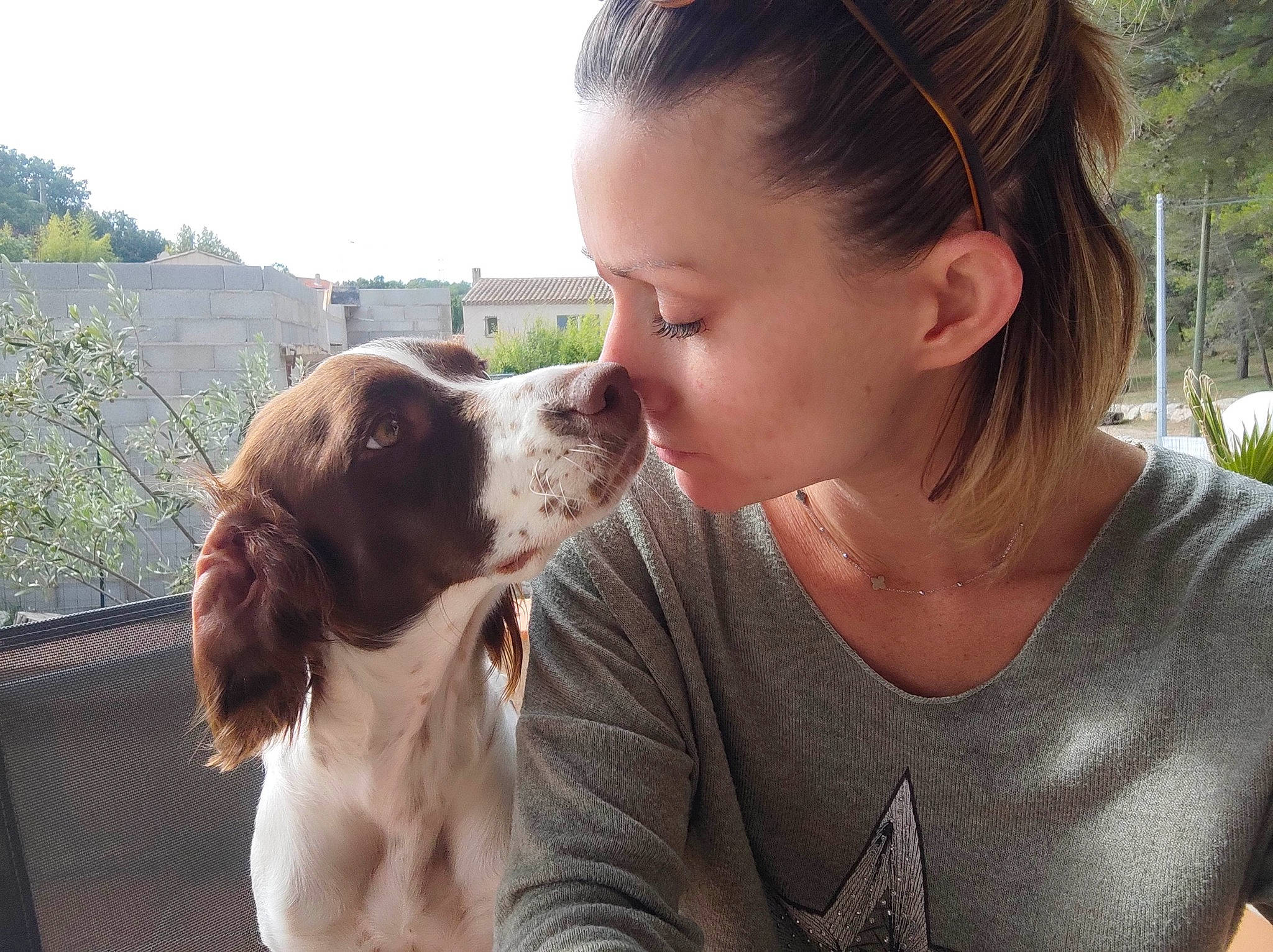 Olia participe au concours pour gagner de l'argent avec cette photo : carnivore, companion_dog, dog, dog_breed, fawn, fun, fur, gesture, gun_dog, happy, jewellery, leisure, liver, plant, pointing_breed, sky, spaniel, sporting_group, t_shirt, tree