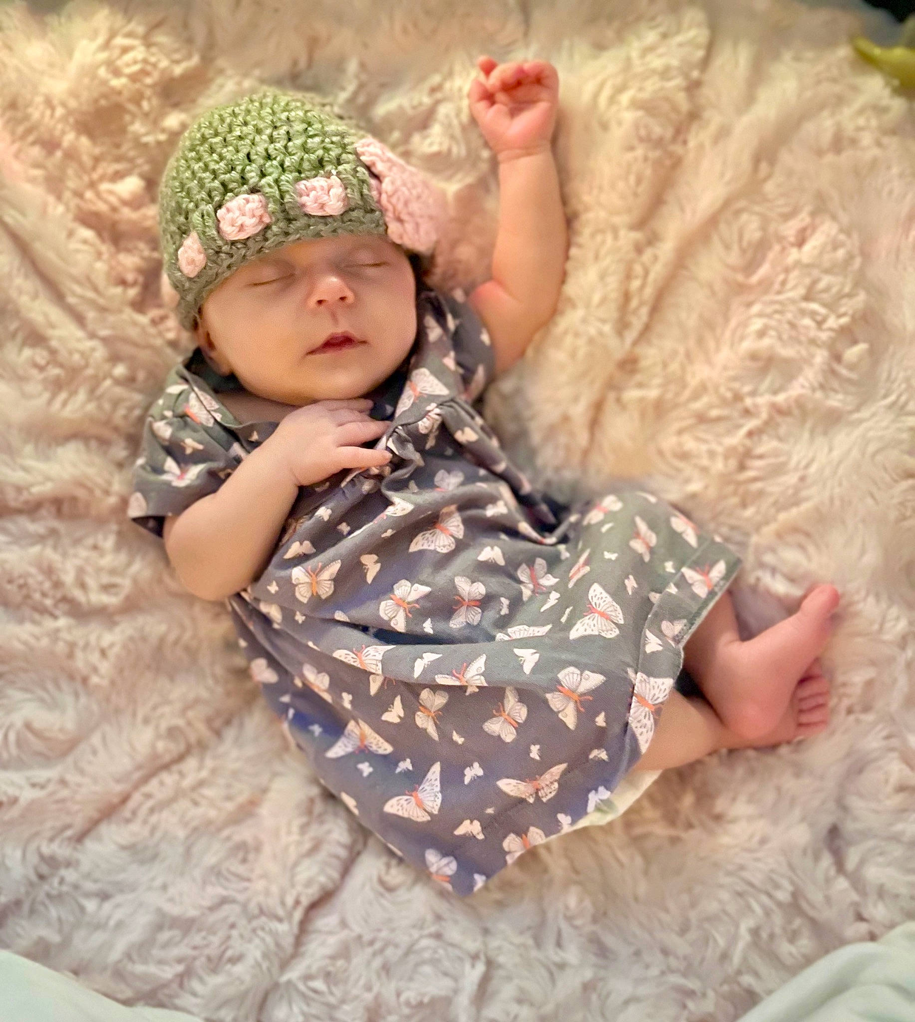 Isabell is registered to the contest to win money with this photo: baby, baby_sleeping, baby_toddler_clothing, cap, child, comfort, dress, eye, finger, goggles, happy, head, headgear, headwear, human_body, leg, mammal, person, pink, skin