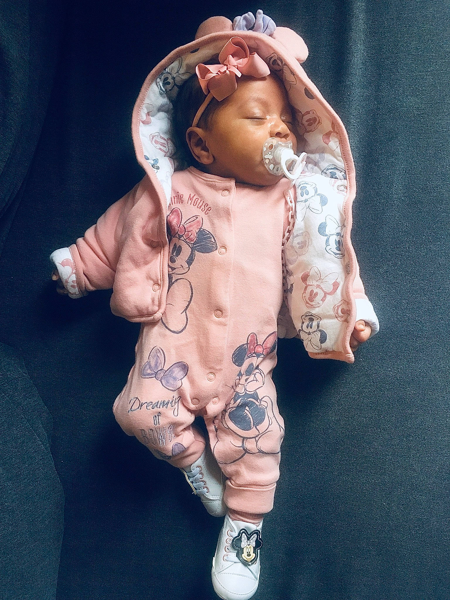 Këziah a rejoint le concours — aidez-le/la à gagner de superbes lots ! abdomen, art, artifact, barechested, barefoot, ceramic, chest, finger, gesture, hand, human_leg, jaw, nail, person, porcelain, sculpture, thigh, thumb, trunk, waist