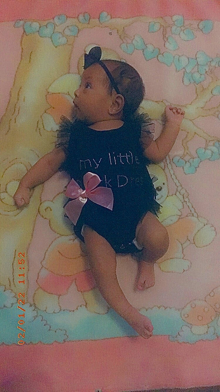 Këziah a rejoint le concours — aidez-le/la à gagner de superbes lots ! arm, baby_toddler_clothing, finger, gesture, hand, happy, head, human_body, leg, long_hair, neck, pattern, person, pink, skin, sleeve, t_shirt, textile, thigh, toddler